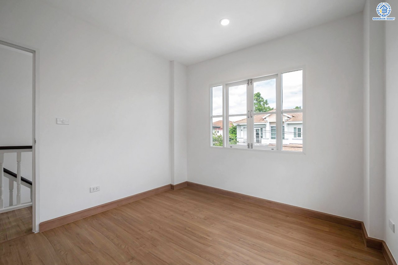 บ้านมือสองตกแต่งใหม่ โครงการ ชัยพฤกษ์ ติวานนท์-ราชพฤกษ์1 เนื้อที่ 56.20 ตร.ว. ฟังก์ชัน 3 ห้องนอน 2 ห้องน้ำ จอดรถได้ 1 คัน สภาพแวดล้อมดี บนทำเลศักยภาพ หน้าโครงการติดถนนใหญ่ เชื่อมต่อถนนราชพฤกษ์ ใกล้จุดขึ้นทางด่วน "ศรีสมาน" ใกล้ห้าง "เซ็นทรัลเวสเกต" และ "โรบินสันศรีสมาน"...